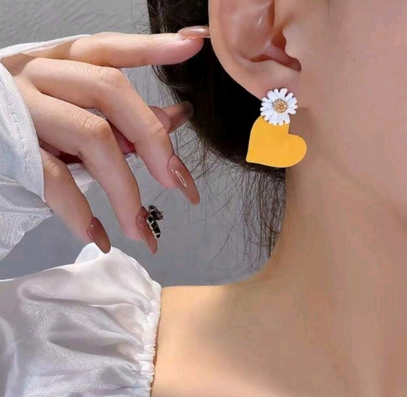 ๐HP! Yellow & White Daisy Flowers & Heart Spring Asymmetric Earrings New! - Picture 5 of 5